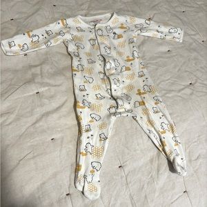 NWOT magnetic me baby pjs size 6-9 months, 16-19lbs. Adorable honey bear design